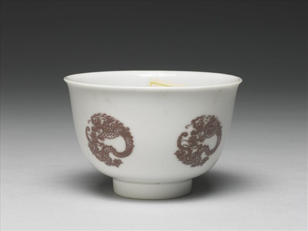 白瓷釉裡紅團龍紋杯