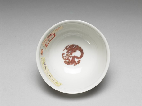 白瓷釉裡紅團龍紋杯