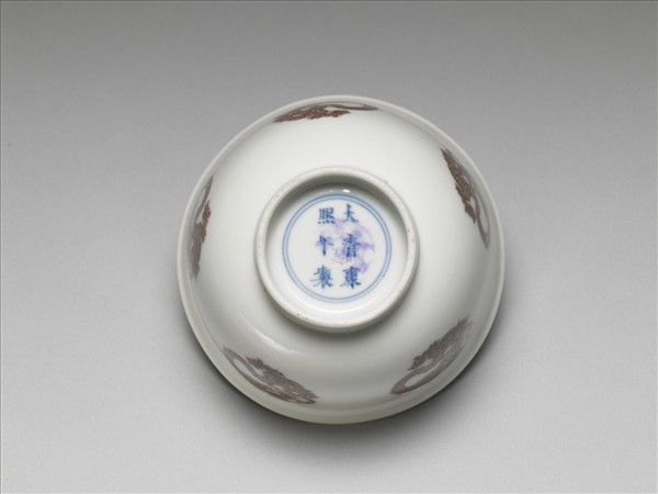 白瓷釉裡紅團龍紋杯