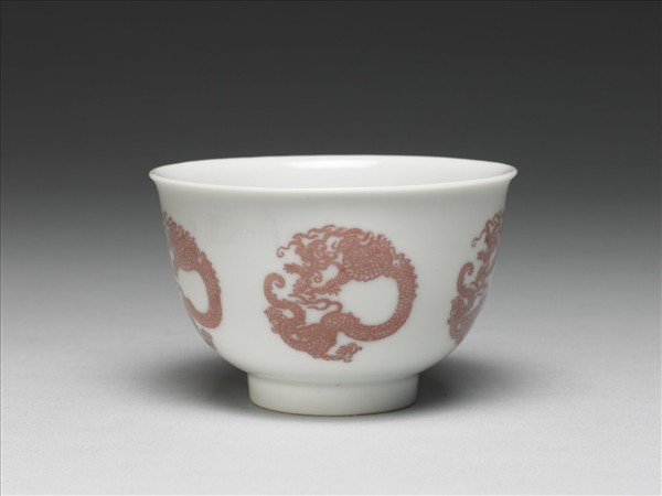 白瓷釉裡紅團龍紋杯