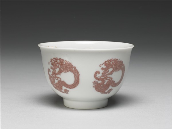 白瓷釉裡紅團龍紋杯