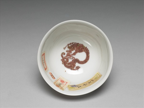 白瓷釉裡紅團龍紋杯