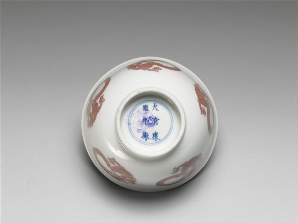 白瓷釉裡紅團龍紋杯