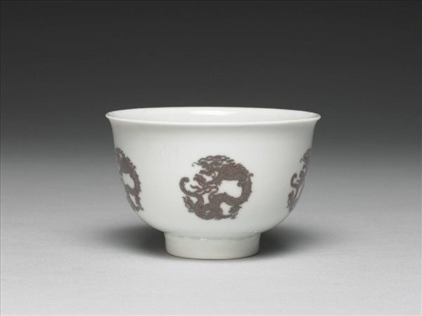 白瓷釉裡紅團龍紋杯