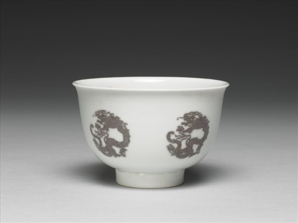 白瓷釉裡紅團龍紋杯