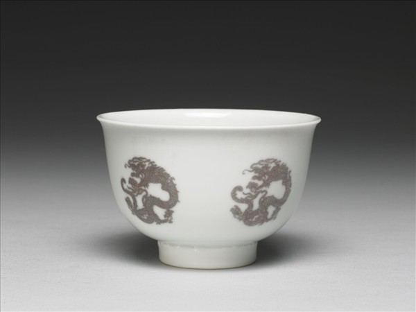 白瓷釉裡紅團龍紋杯