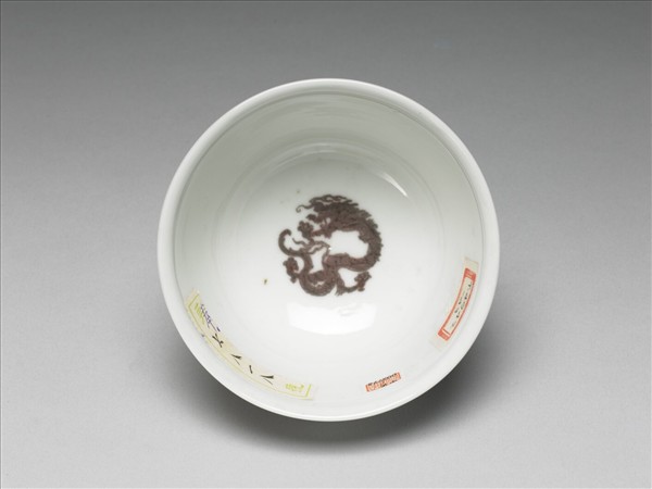 白瓷釉裡紅團龍紋杯