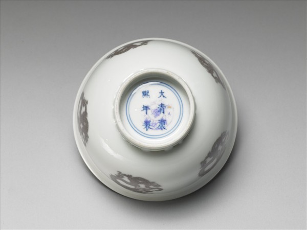 白瓷釉裡紅團龍紋杯