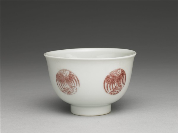 白瓷釉裡紅團鳳紋杯