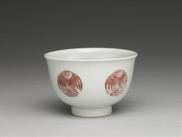 白瓷釉裡紅團鳳紋杯