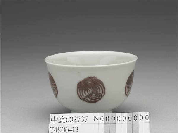 白瓷釉裡紅團鳳紋杯