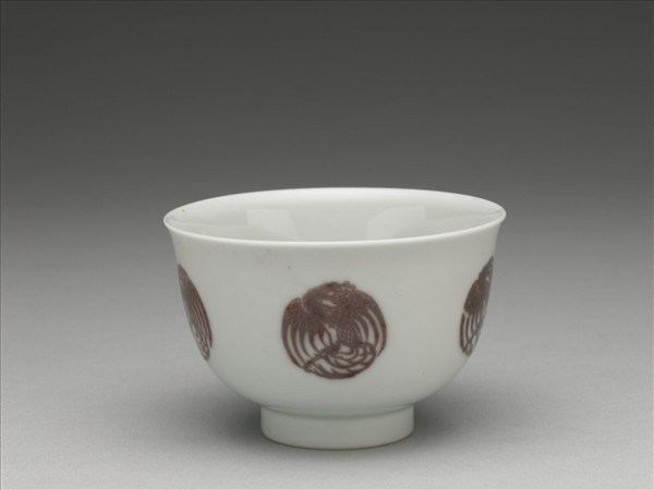 白瓷釉裡紅團鳳紋杯