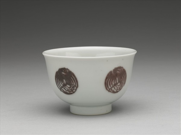 白瓷釉裡紅團鳳紋杯