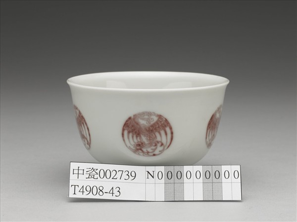 白瓷釉裡紅團鳳紋杯