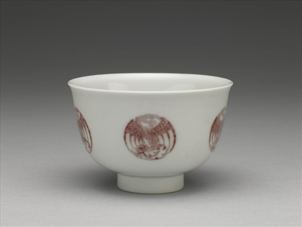 白瓷釉裡紅團鳳紋杯
