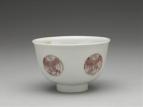白瓷釉裡紅團鳳紋杯