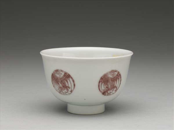 白瓷釉裡紅團鳳紋杯