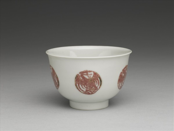 白瓷釉裡紅團鳳紋杯