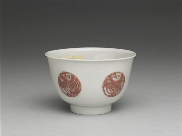 白瓷釉裡紅團鳳紋杯
