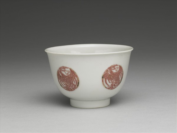 白瓷釉裡紅團鳳紋杯