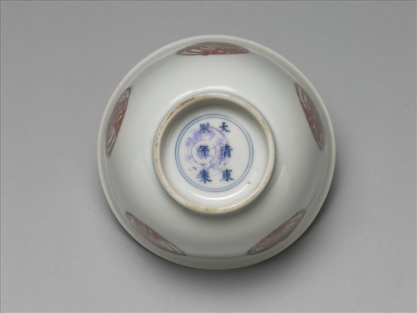 白瓷釉裡紅團鳳紋杯