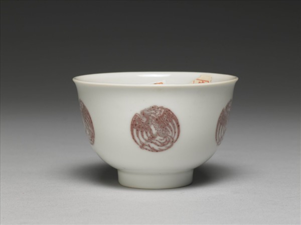 白瓷釉裡紅團鳳紋杯