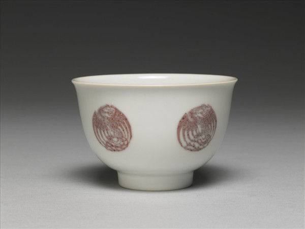白瓷釉裡紅團鳳紋杯