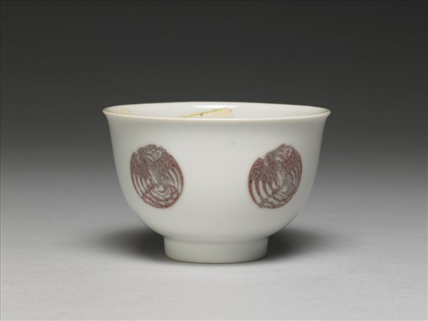 白瓷釉裡紅團鳳紋杯