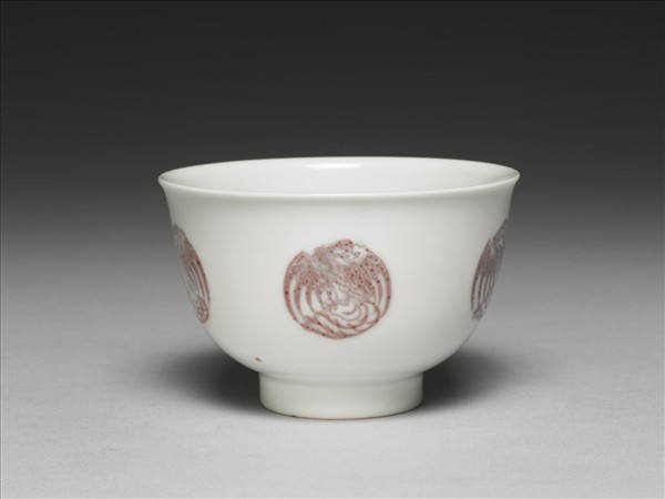 白瓷釉裡紅團鳳紋杯