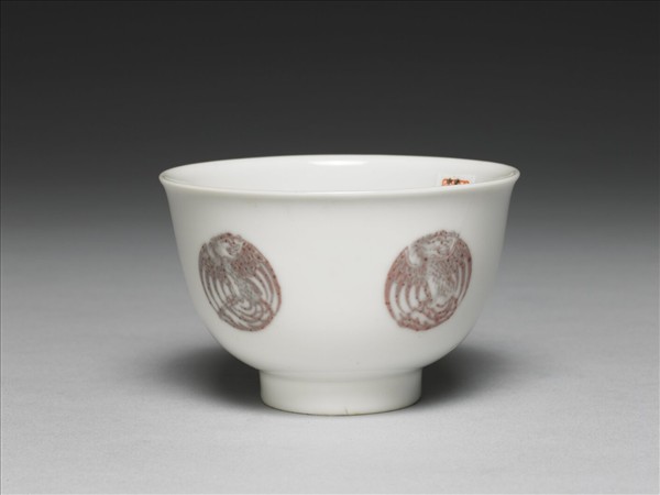 白瓷釉裡紅團鳳紋杯