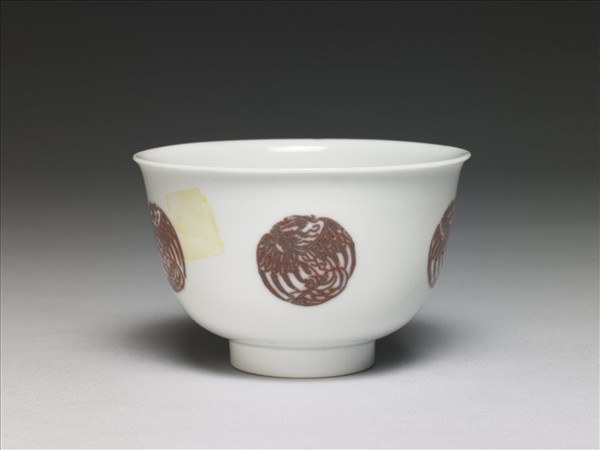 白瓷釉裡紅團鳳紋杯