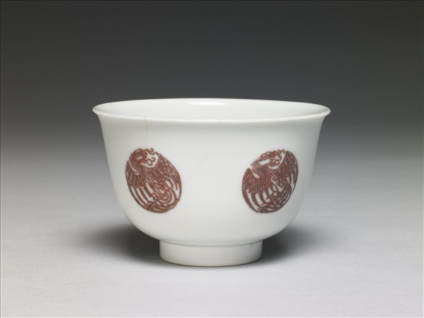 白瓷釉裡紅團鳳紋杯