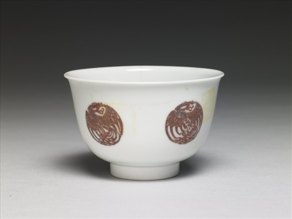 白瓷釉裡紅團鳳紋杯