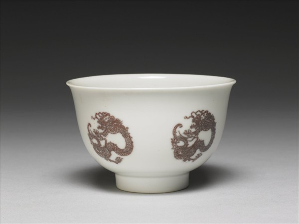 白瓷釉裡紅團龍紋杯