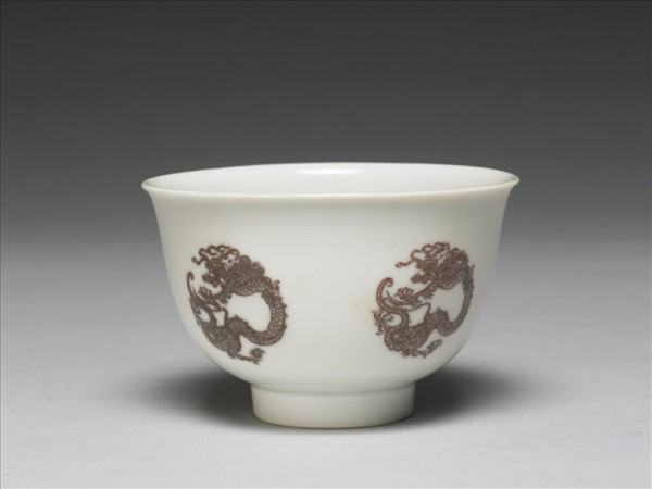 白瓷釉裡紅團龍紋杯