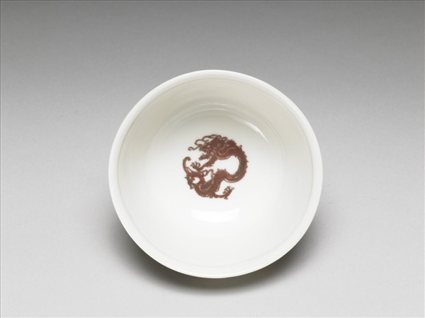 白瓷釉裡紅團龍紋杯
