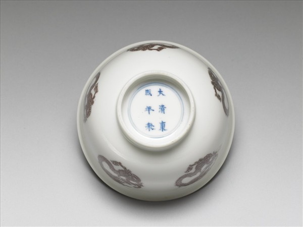 白瓷釉裡紅團龍紋杯