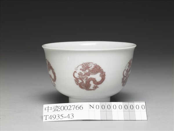 白瓷釉裡紅團龍紋杯