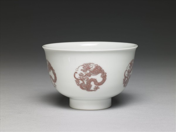 白瓷釉裡紅團龍紋杯
