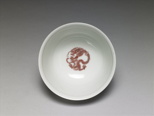白瓷釉裡紅團龍紋杯