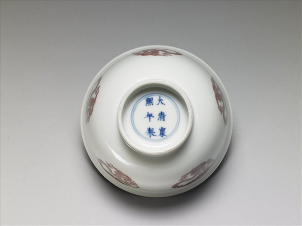 白瓷釉裡紅團龍紋杯