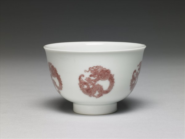 白瓷釉裡紅團龍紋杯