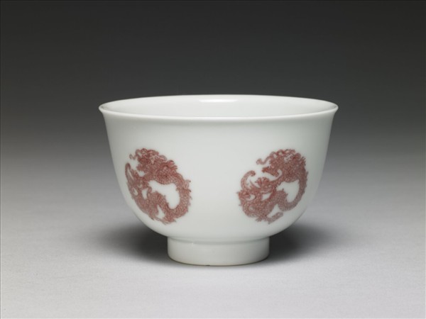 白瓷釉裡紅團龍紋杯
