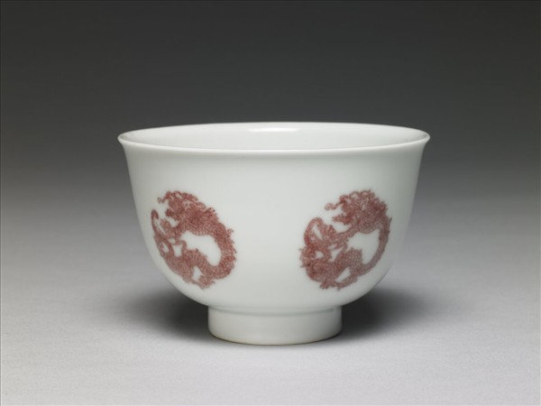 白瓷釉裡紅團龍紋杯