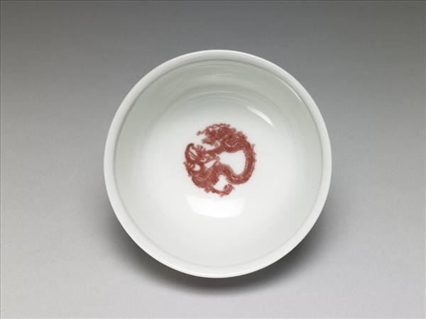 白瓷釉裡紅團龍紋杯