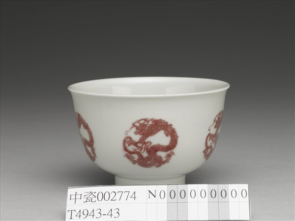 白瓷釉裡紅團龍紋杯