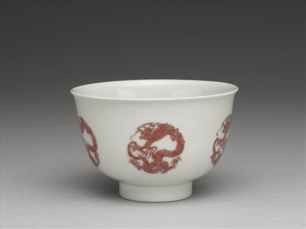 白瓷釉裡紅團龍紋杯