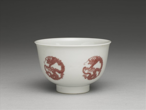 白瓷釉裡紅團龍紋杯