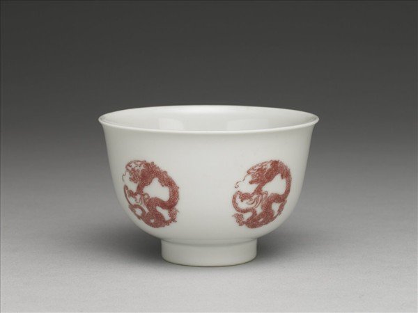 白瓷釉裡紅團龍紋杯