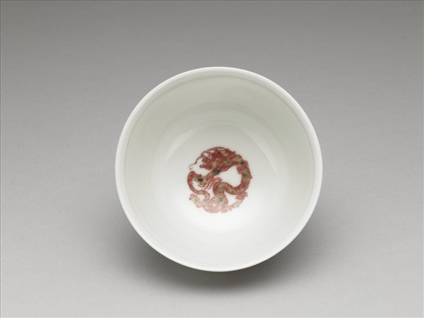白瓷釉裡紅團龍紋杯
